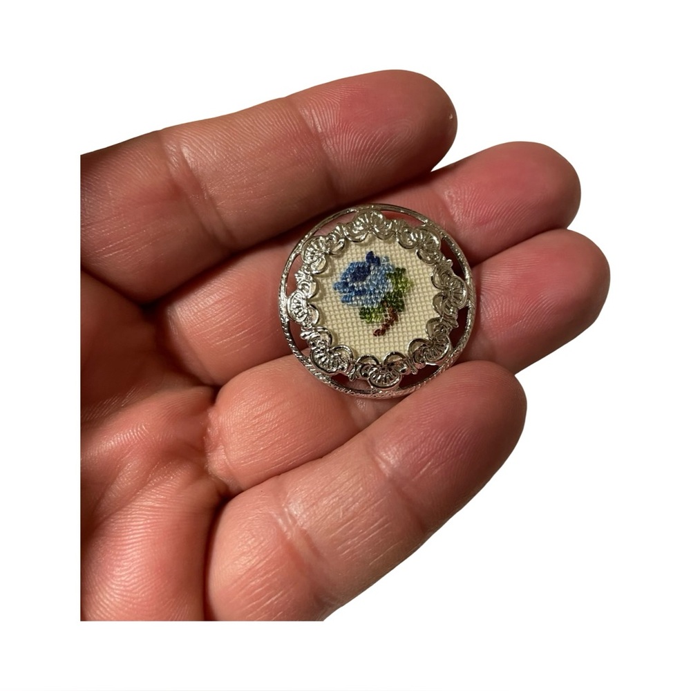 🌸 Vintage Silver Petit Point Floral Brooch – Timeless & Feminine
